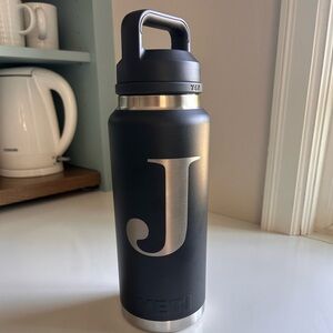 NWT YETI RAMBLER®
36 OZ WATER BOTTLE
WITH CHUG CAP